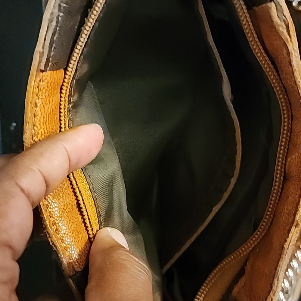 Crossbody - Picture 4 of 6